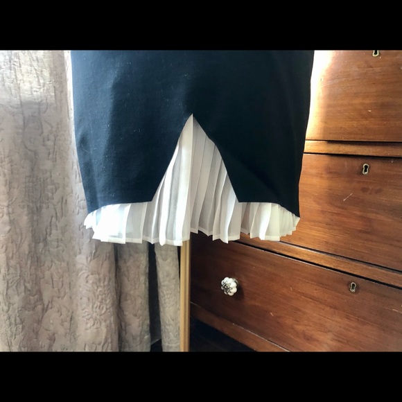 Little black dress with slit and peep ruffle - Picture 5 of 7